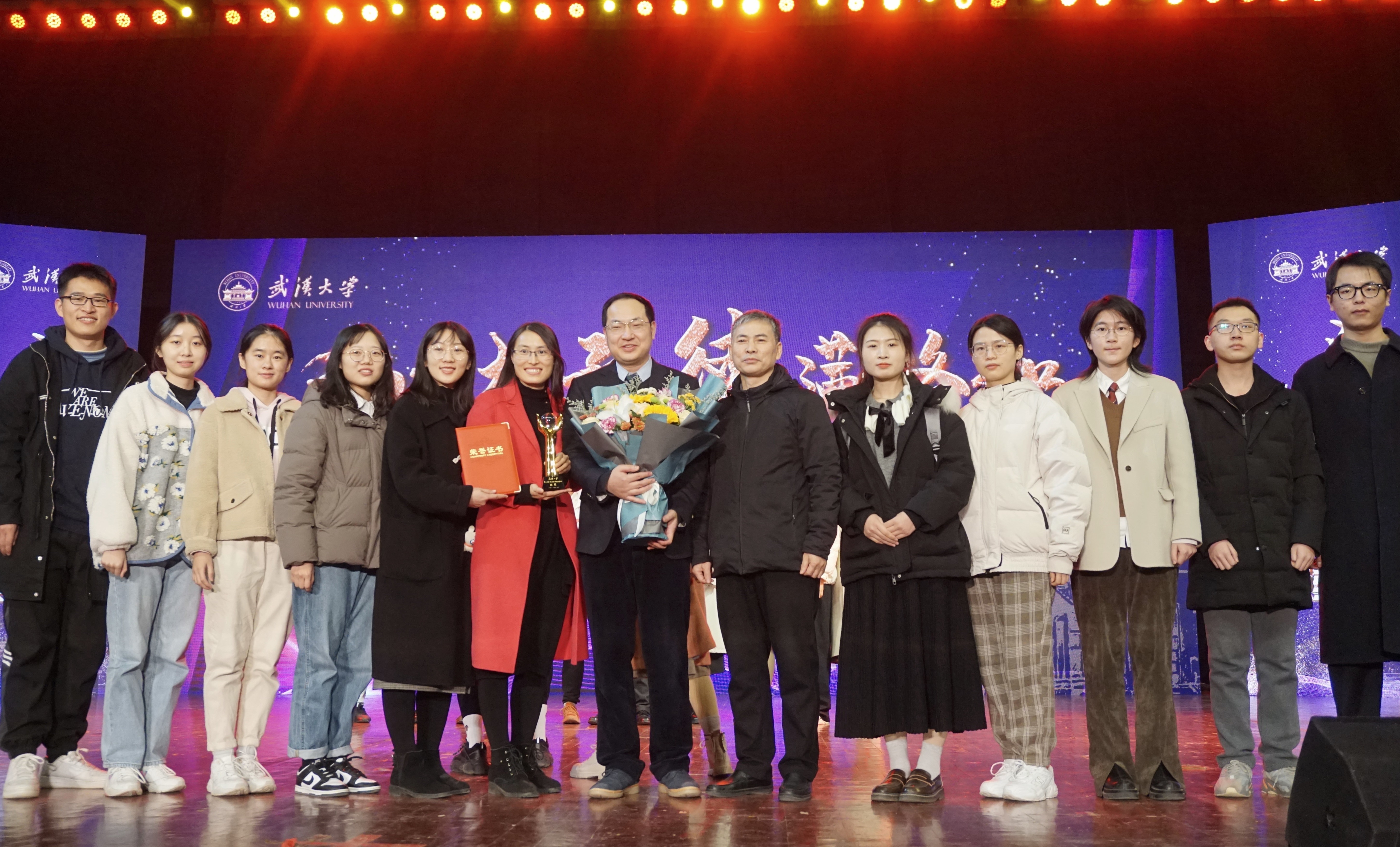 色播app
领导及刘攀教授师门合影3.jpg